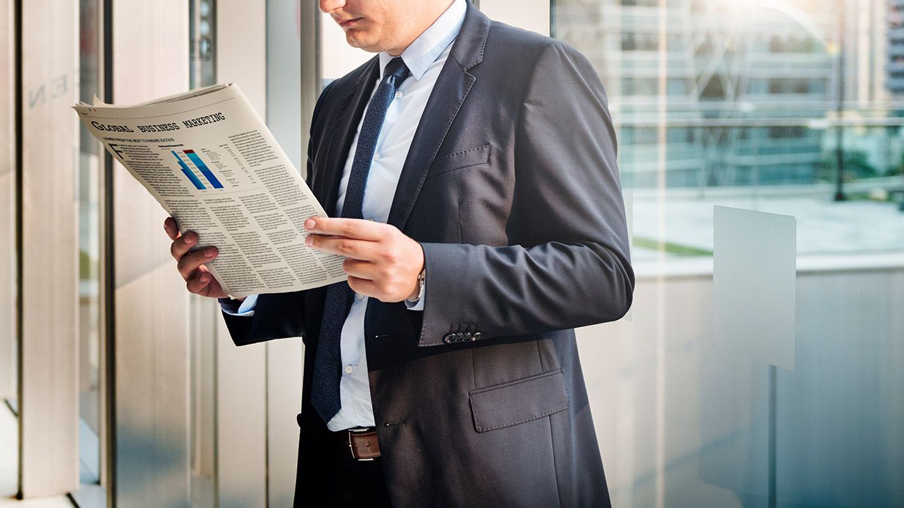 Hombre leyendo el diario