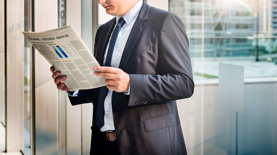 hombre-leyendo-diario-papel-01282019