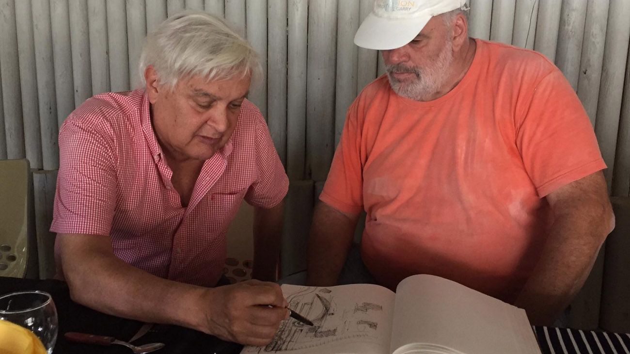 El arquitecto Carlos Ott y Pablo Atchugarry planificando el museo