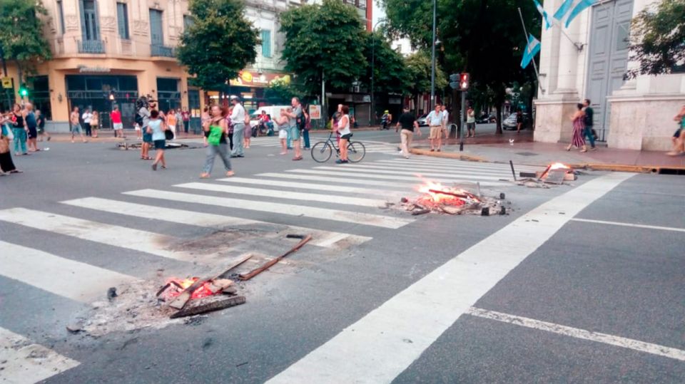 Los cortes que se produjeron desde el lunes generaron protestas en distintos puntos de la ciudad.