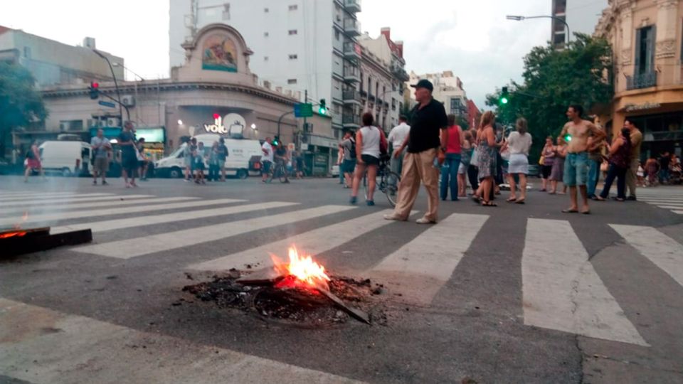 Protesta por los cortes de luz en el cruce de Avenida Independencia y Boedo.