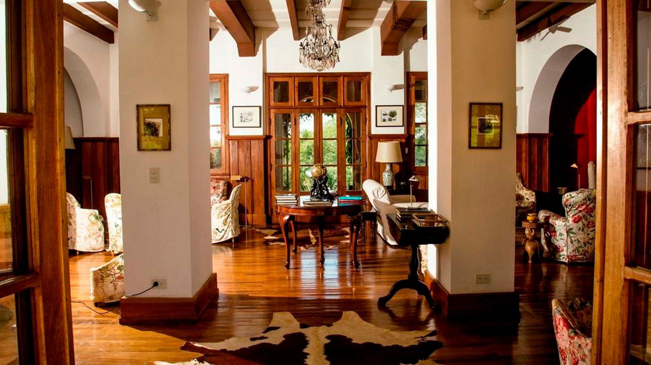 Dentro de los espacios comunes, los huéspedes podrán disfrutar de un living donde se podrán sumergir en la biblioteca y distenderse con una buena lectura.