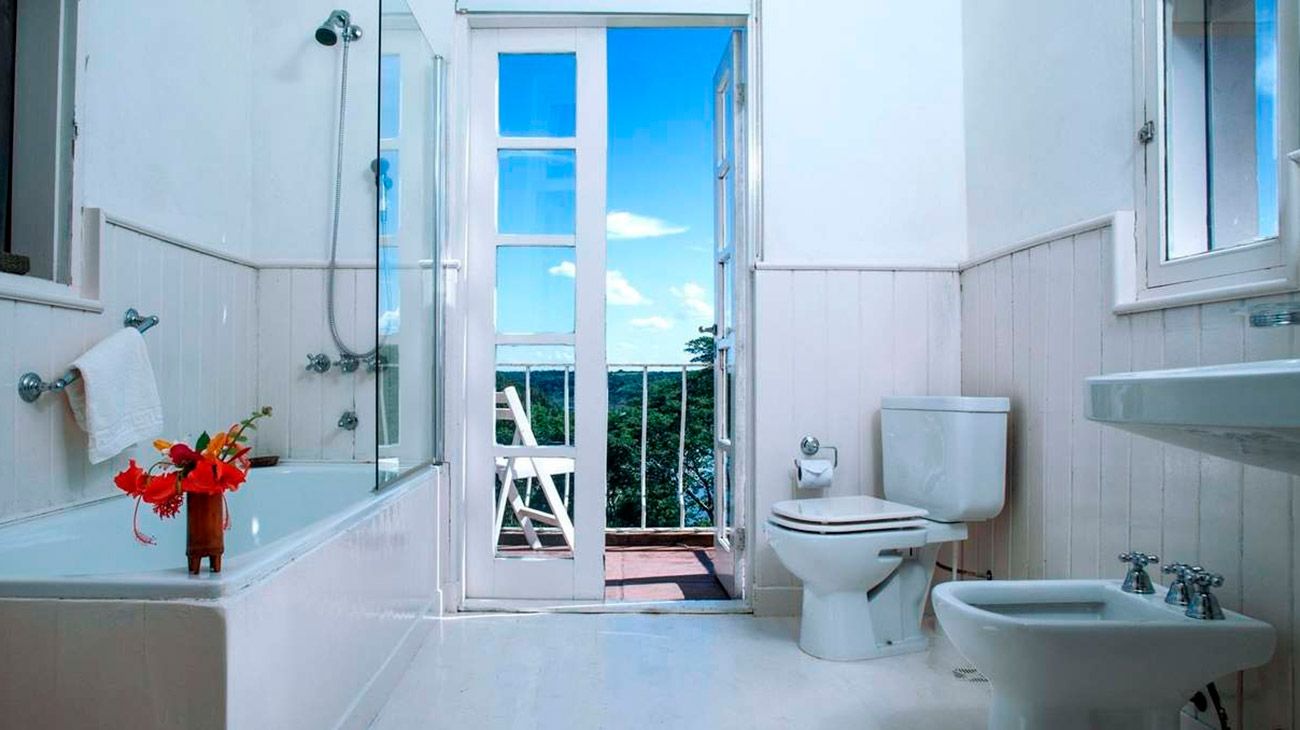 los que deseen participar de actividades sugeridas por el guía/anfitrión. Estas pueden ser desde salidas en kayak por el rió Paraná, caminatas por la selva, paseo en bicicletas o tomar un té tradicional en los jardines.