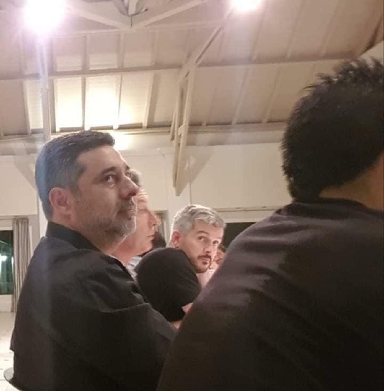 Hace unos días, Macri recibió a Angelici. Hubo picadito y luego cena en el quincho presidencial. En la foto Angelici, Macri y Marcos Peña. 