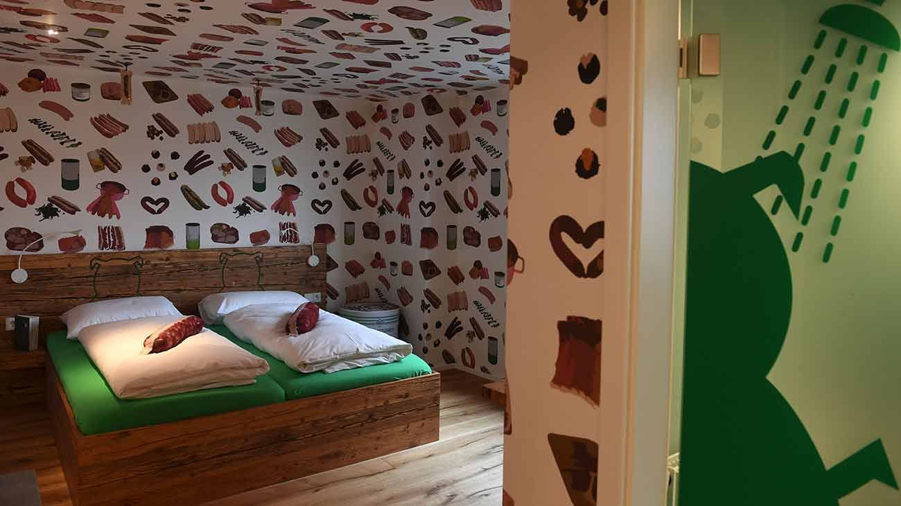 Habitación de hotel del llamado Wursthotel (hotel de salchichas) en Rittersbach, en el sur de Alemania.