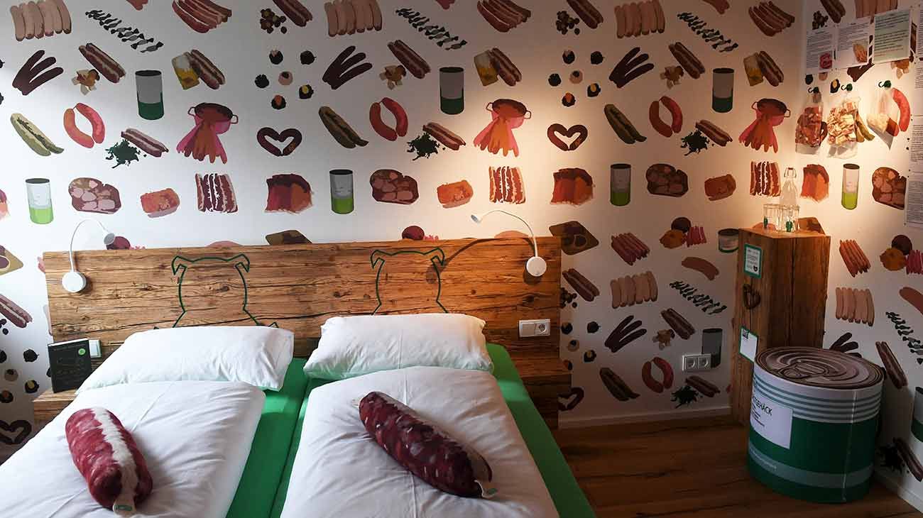 Habitación de hotel del llamado Wursthotel (hotel de salchichas) en Rittersbach, en el sur de Alemania.