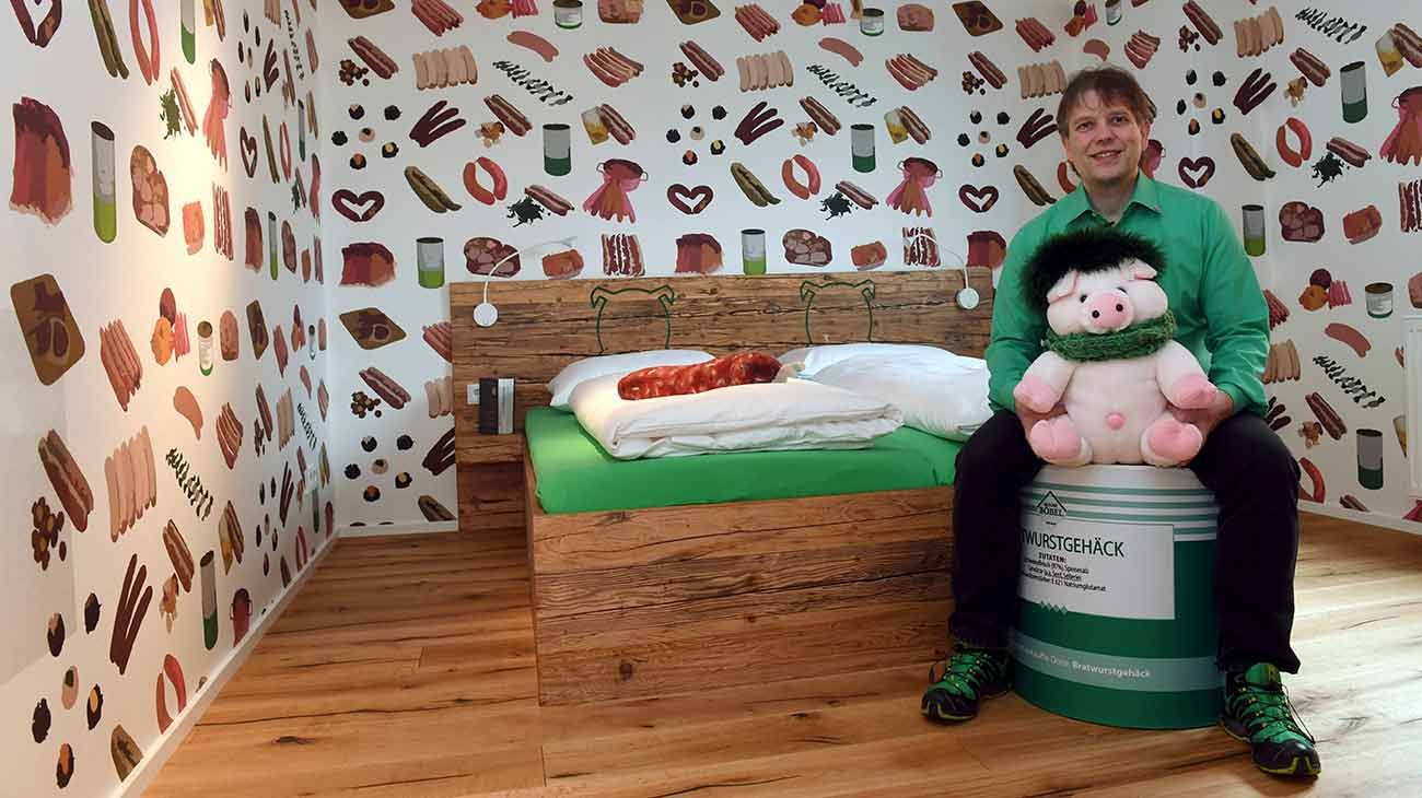 El propietario y carnicero Claus Boebel se encuentra en una habitación del llamado Wursthotel (hotel de salchichas)