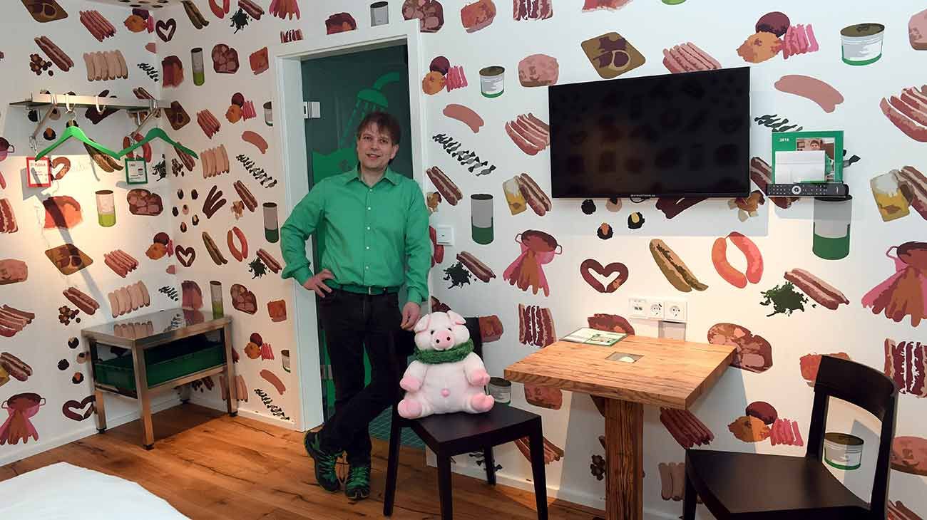 El propietario y carnicero Claus Boebel se encuentra en una habitación del llamado Wursthotel (hotel de salchichas)