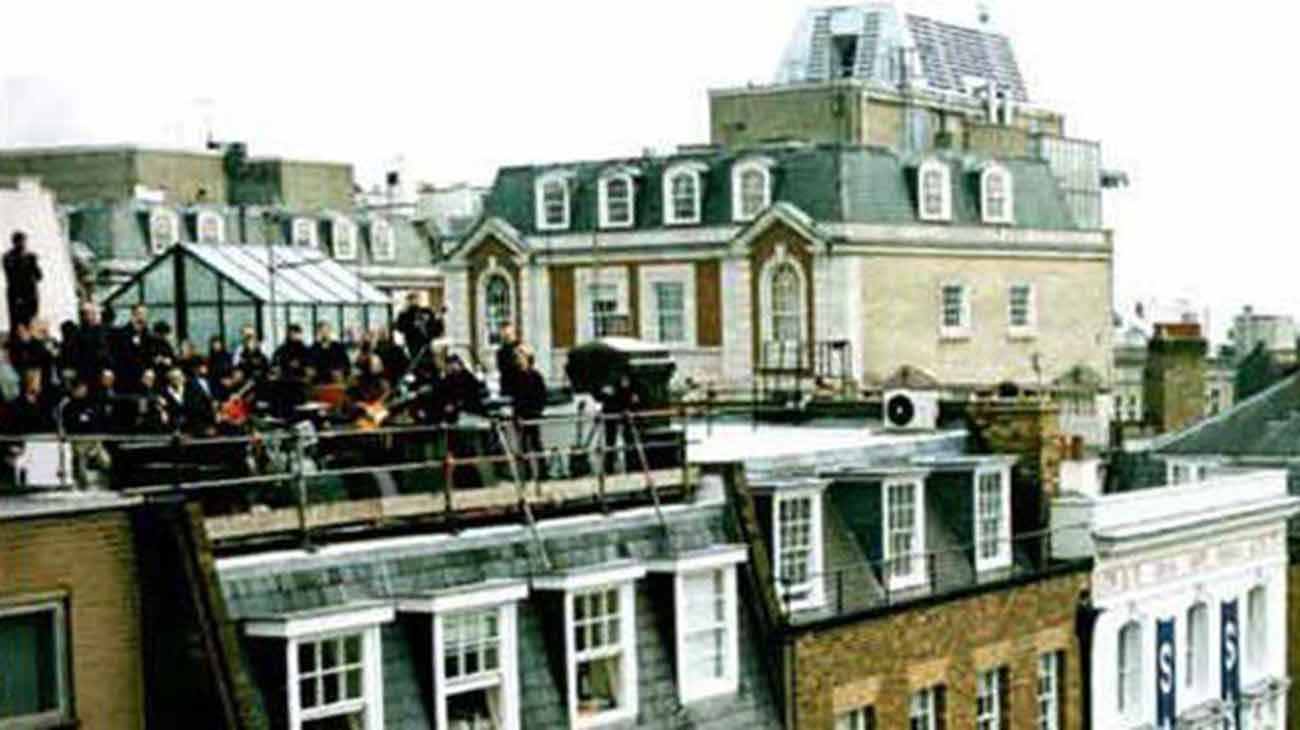 La banda tocó hasta que las quejas de los vecinos de la zona llevaron a la policía a poner fin al concierto.