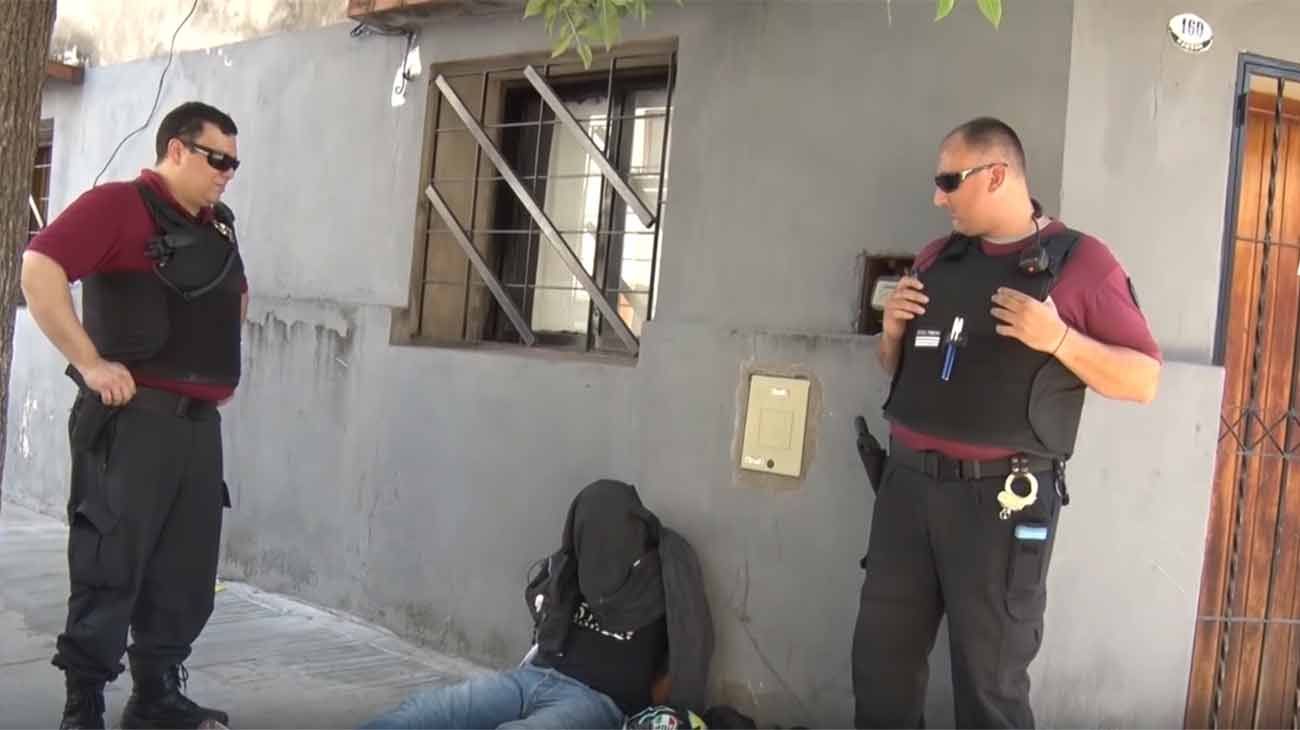 Un motochorro que robó un celular, logró ser detenido pero fue liberado a las 48 horas luego de pagar una fianza de $700.  