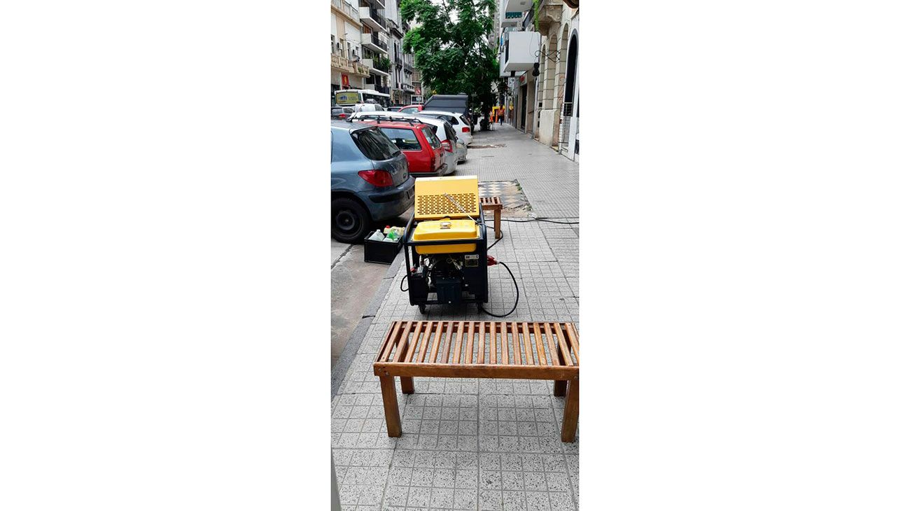 Los vecinos se quejaron en plena calle tras días sin luz.