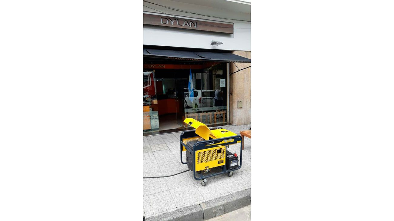 Los vecinos se quejaron en plena calle tras días sin luz.