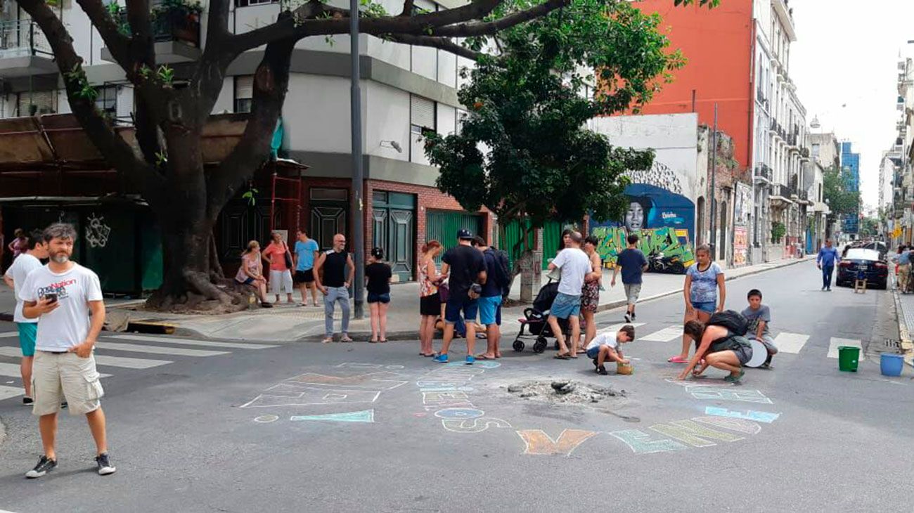 Los vecinos se quejaron en plena calle tras días sin luz.