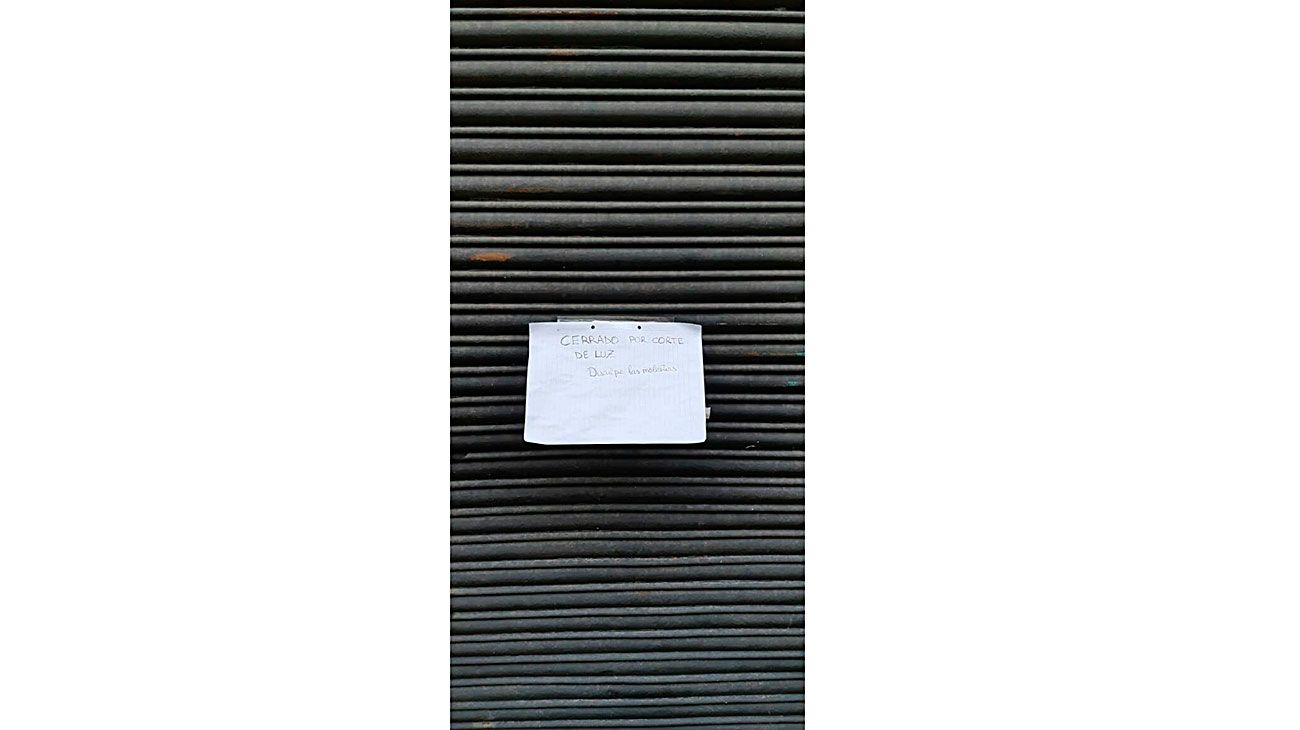 Los vecinos se quejaron en plena calle tras días sin luz.