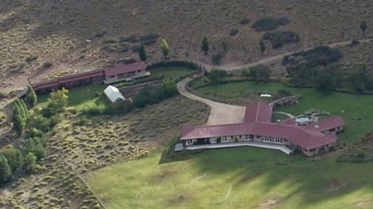 La estancia Pilpilcura, ubicada a orillas del río Pichileufu, a 75 kilómetros de Bariloche, se extiende a lo largo de unas 3.000 hectáreas de la meseta rionegrina.