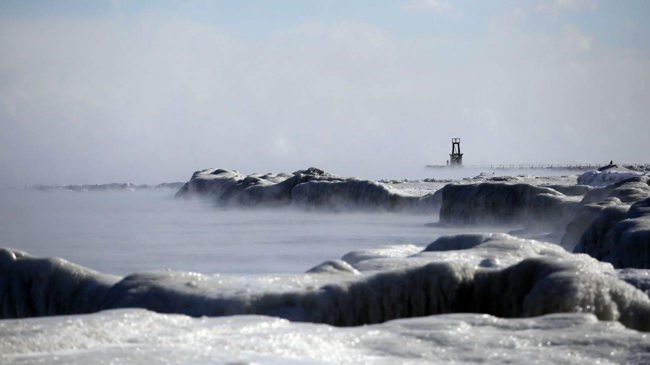 La costa del lago Michigan cuando las temperaturas bajaron a-29 ° C.