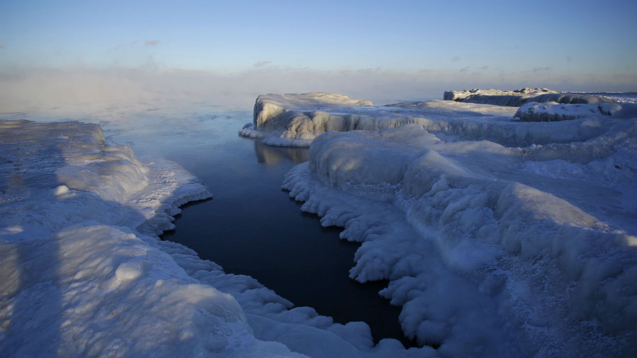 La costa del lago Michigan cuando las temperaturas bajaron a-29 ° C.