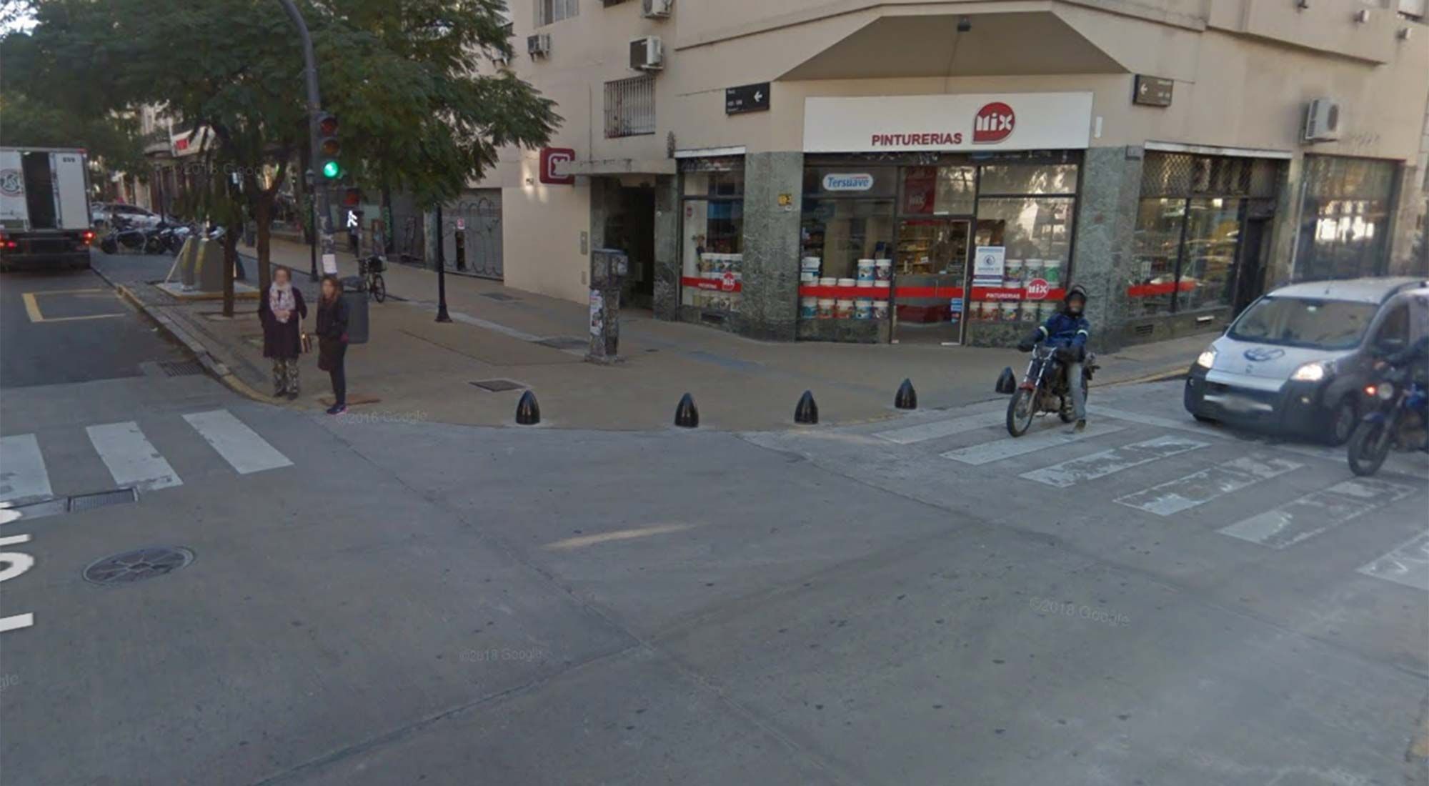 Un turista canadiense fue atacado en la intersección de las calles Perú y Venezuela en el barrio de San Telmo.