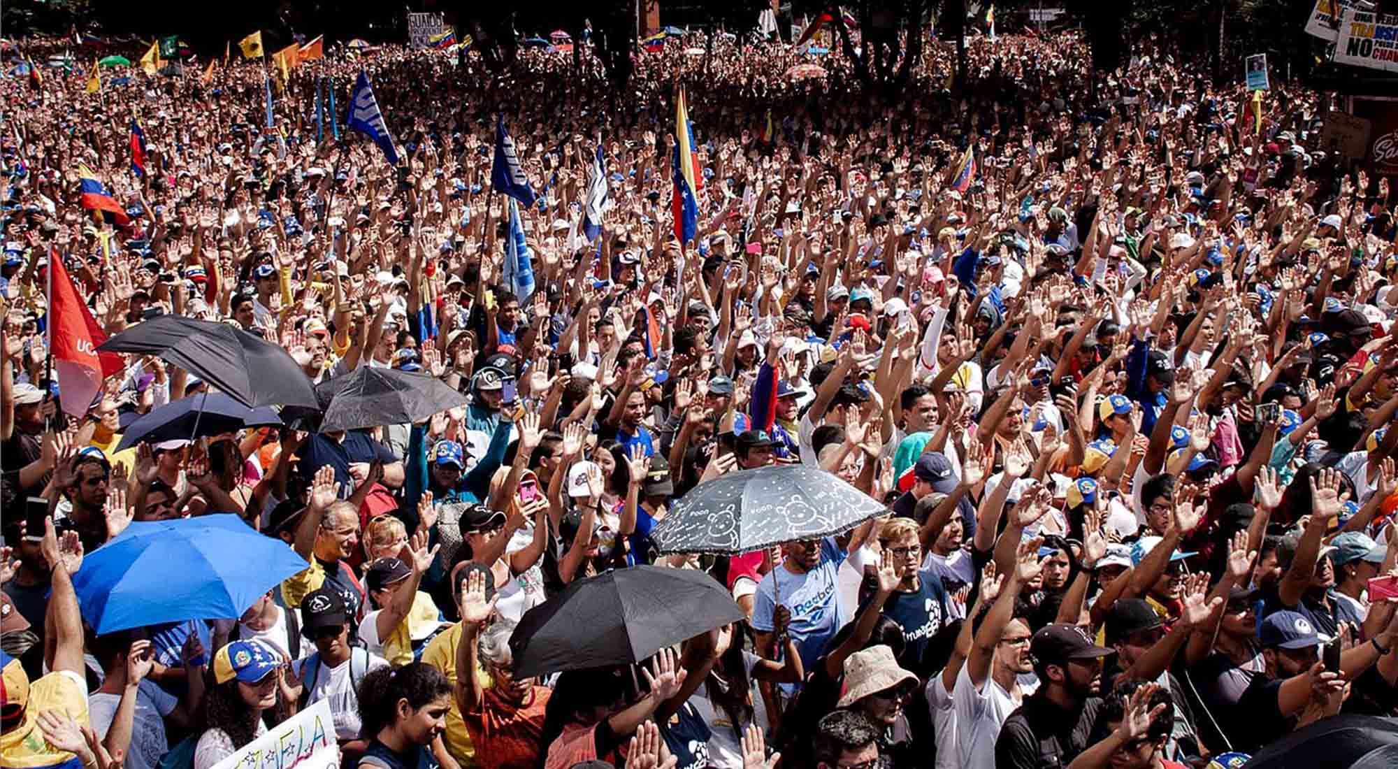 El autoproclamado presidente interino de Venezuela, Juan Guaidó, definió ayer con sus colaboradores los últimos de- talles de la manifestación opositora que convocó para hoy, que será "la marcha más grande en Venezuela".