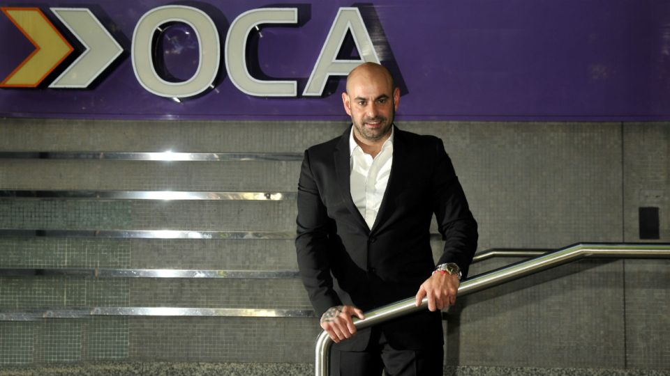 El empresario en la puerta de las oficinas de OCA