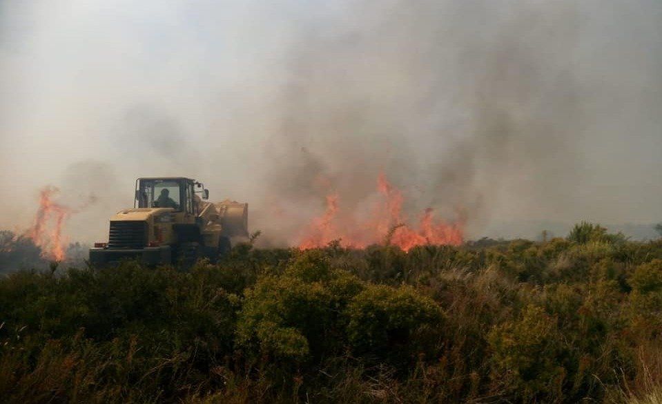 Los bomberos no logran controlar las llamas