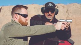 Para poder realizar una secuencia rápida de disparos es necesario empuñar bien. Técnicas para lograrlo. Variación de los métodos según los años.