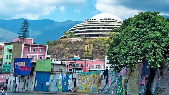 Sedes del terror. El Helicoide es un edificio que se fabricó como un centro comercial y nunca se utilizó como tal. Ahora tiene distintas celdas para detenidos. En los subsuelos de la sede del Servicio Bolivariano de Inteligencia está el llamado La Tumba.