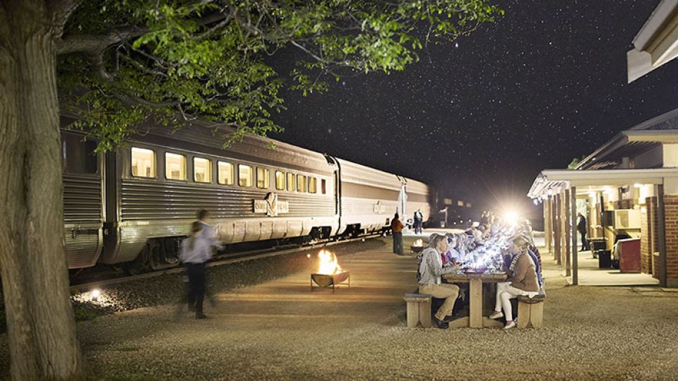 Cena al aie libe en una de las escalas del Indian Pacific.