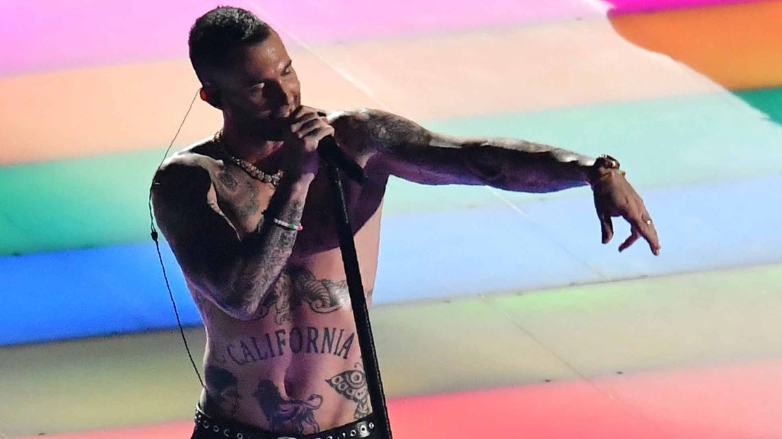 Adam Levine en el medio tiempo del Super Bowl