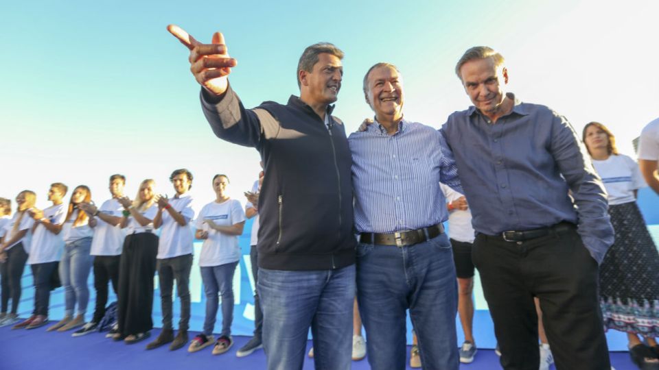 Sergio Massa junto al senador Miguel Ángel Pichetto y el gobernador de Córdoba Juan Schiaretti.
