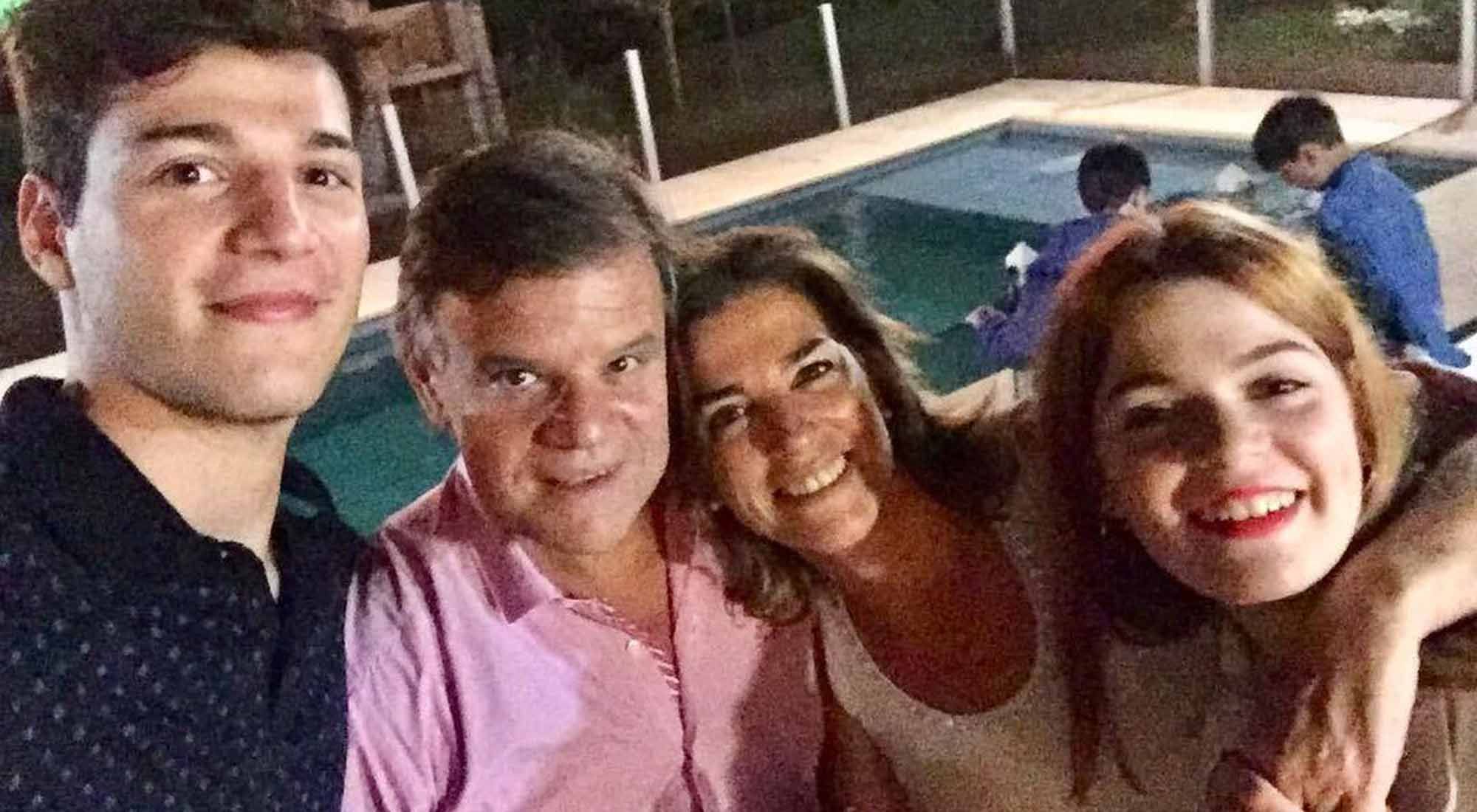 Débora Pérez Volpin junto a su pareja Enrique Sacco y sus hijos Agustín y Luna.