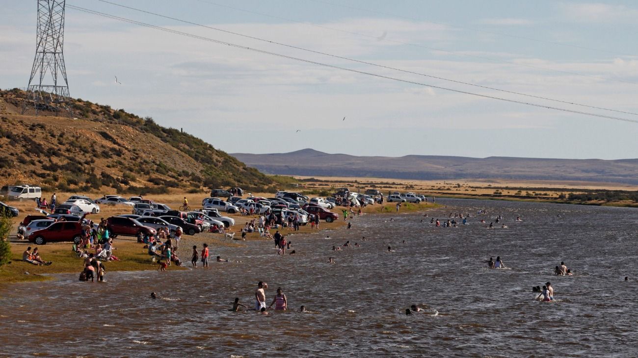 La ola de calor en Tierra del Fuego llevó a la gente al agua.