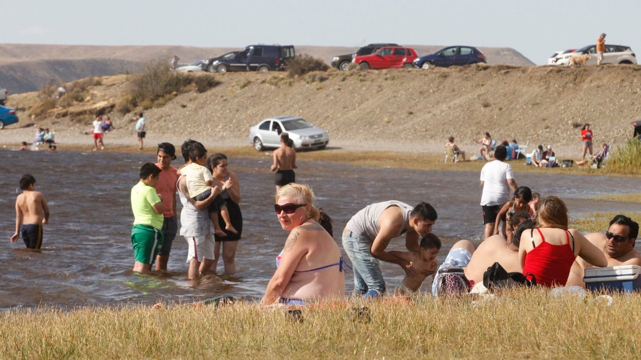 La ola de calor en Tierra del Fuego llevó a la gente al agua.