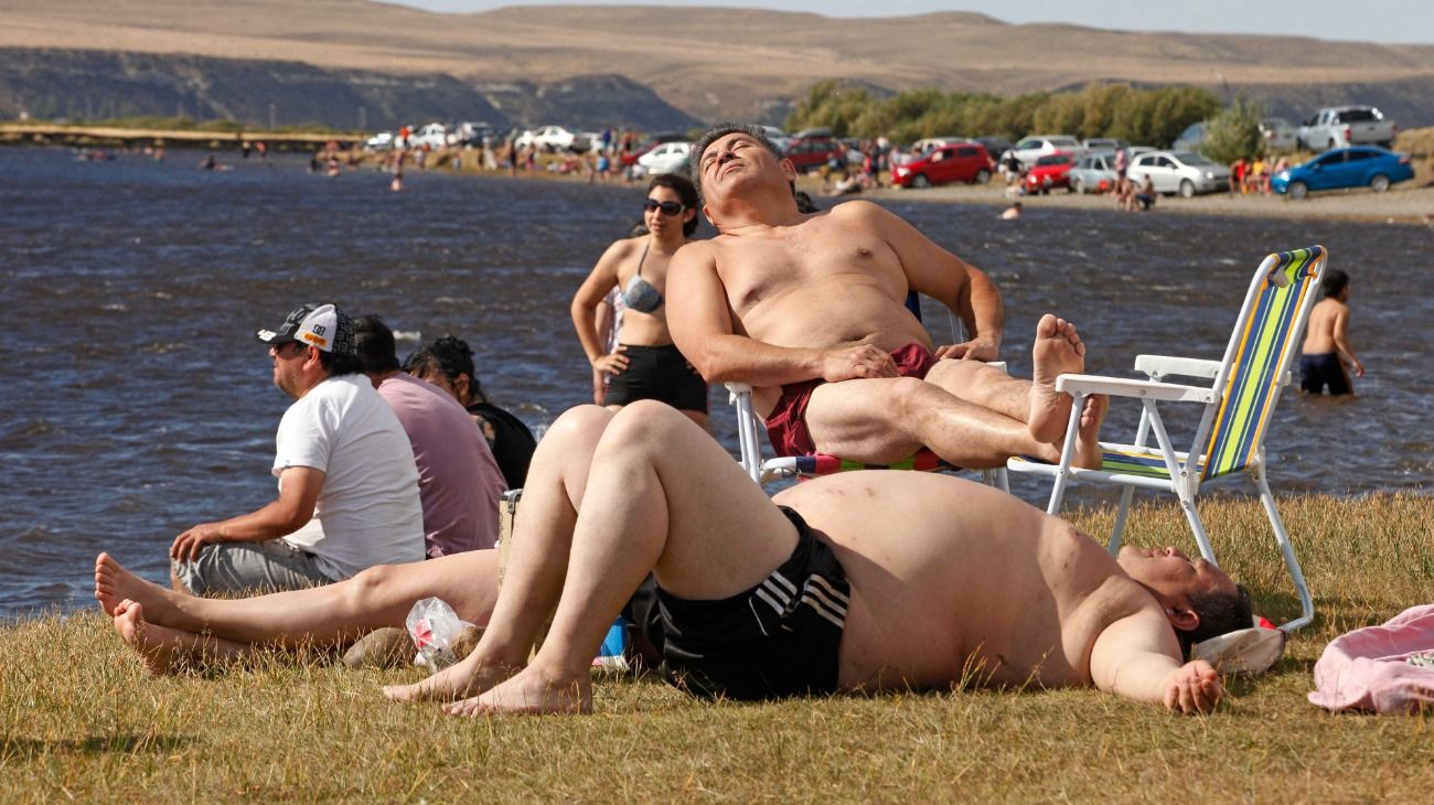 La ola de calor en Tierra del Fuego llevó a la gente al agua.