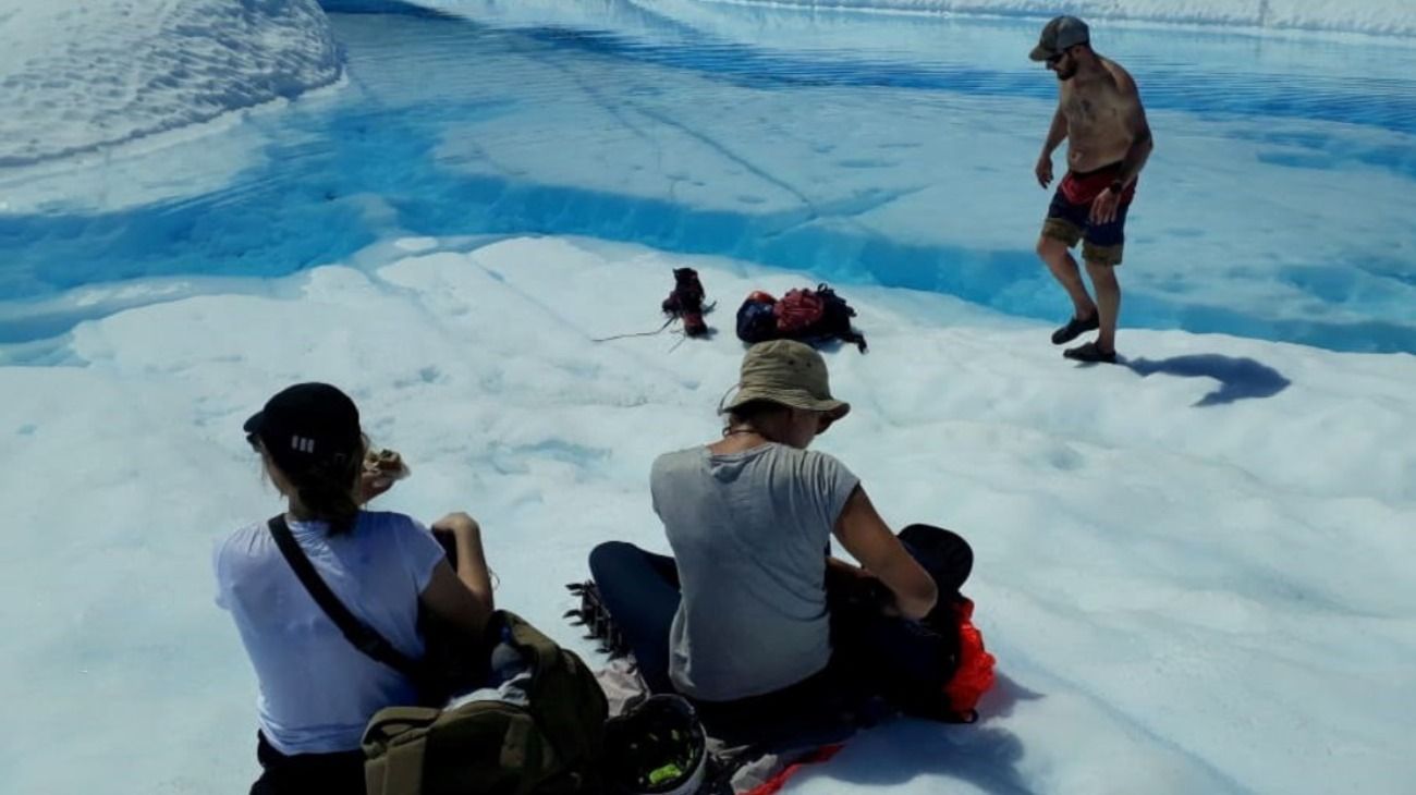 Algunas personas se bañaron en el glaciar Perito Moreno.