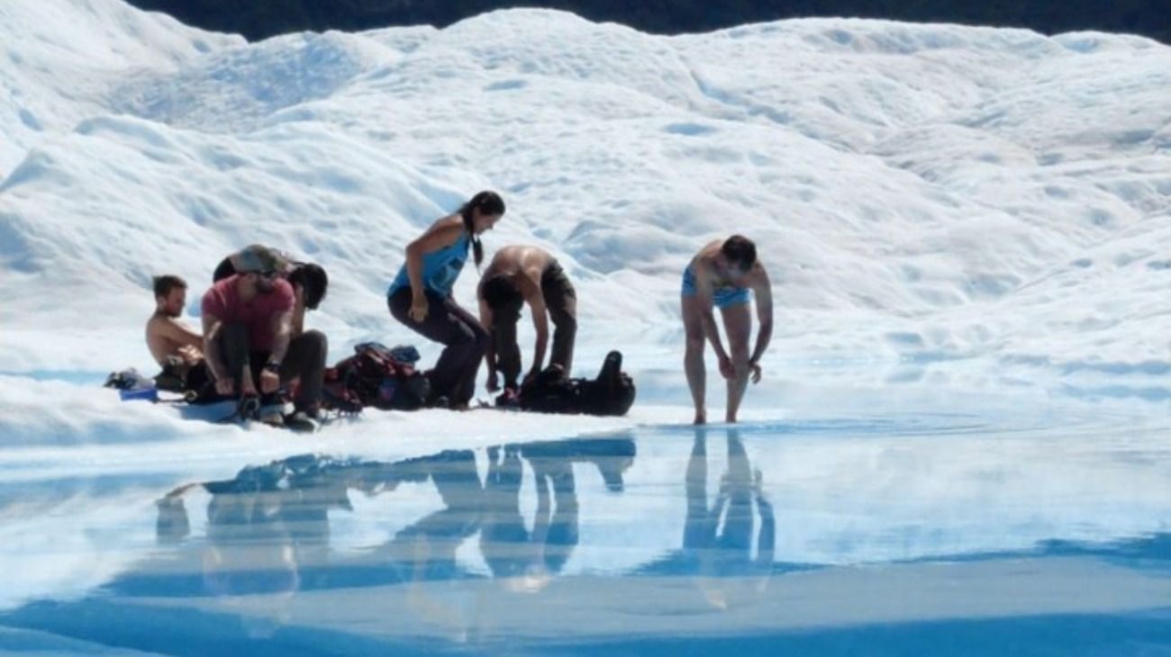 Algunas personas se bañaron en el glaciar Perito Moreno.