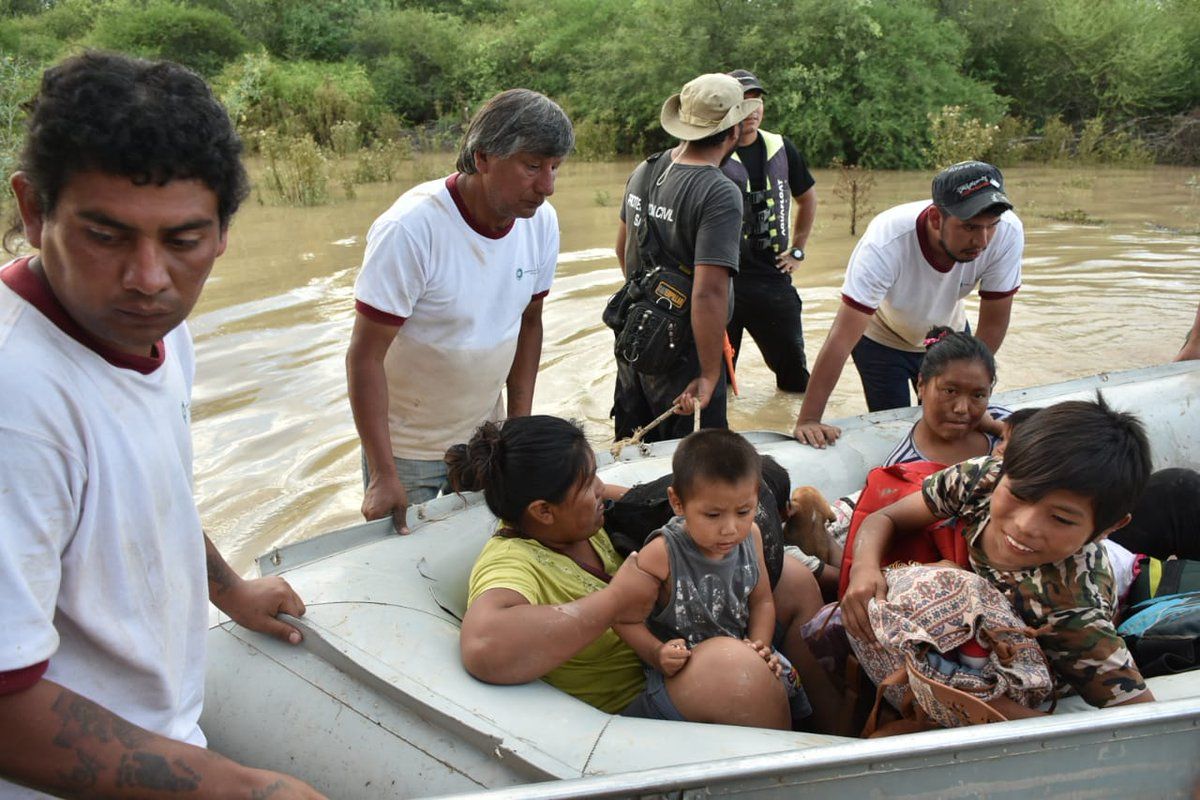 Familias evacuadas por la crecida del río Pilcomayo.
