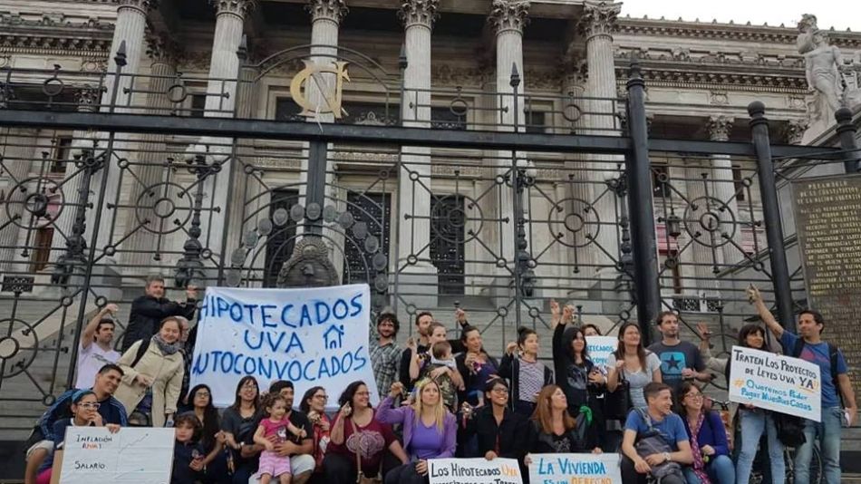 Grupo de deudores de los créditos hipotecarios UVA en el Congreso.