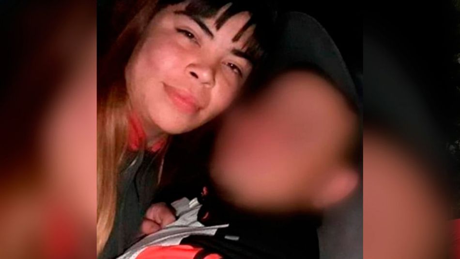 Su novio la prendió fuego y ella se tiró en una pileta para salvarse