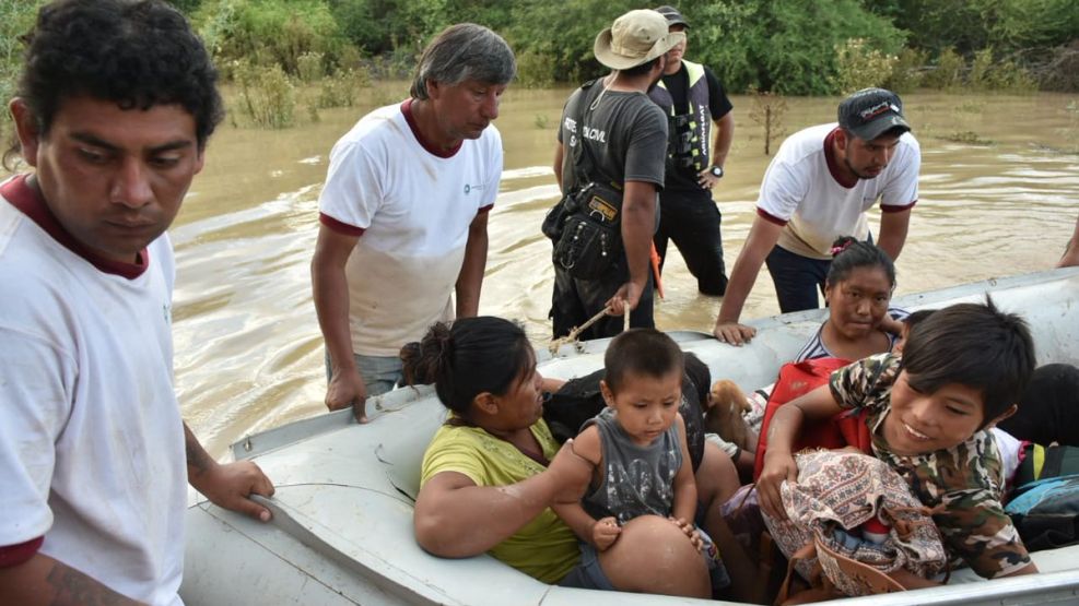 Familias evacuadas por la crecida del río Pilcomayo.