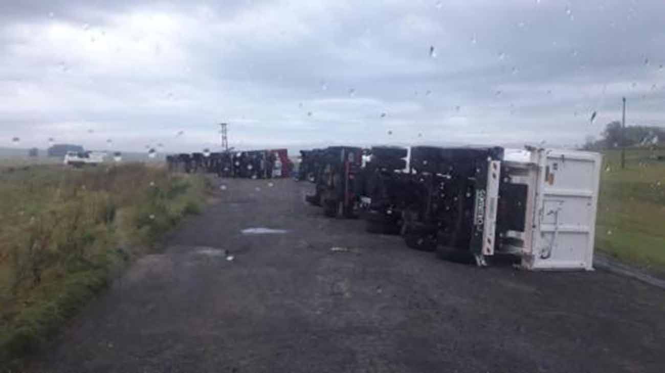 Cuatro camiones que fueron arrasados por un tornado en Azul provincia de Buenos Aires