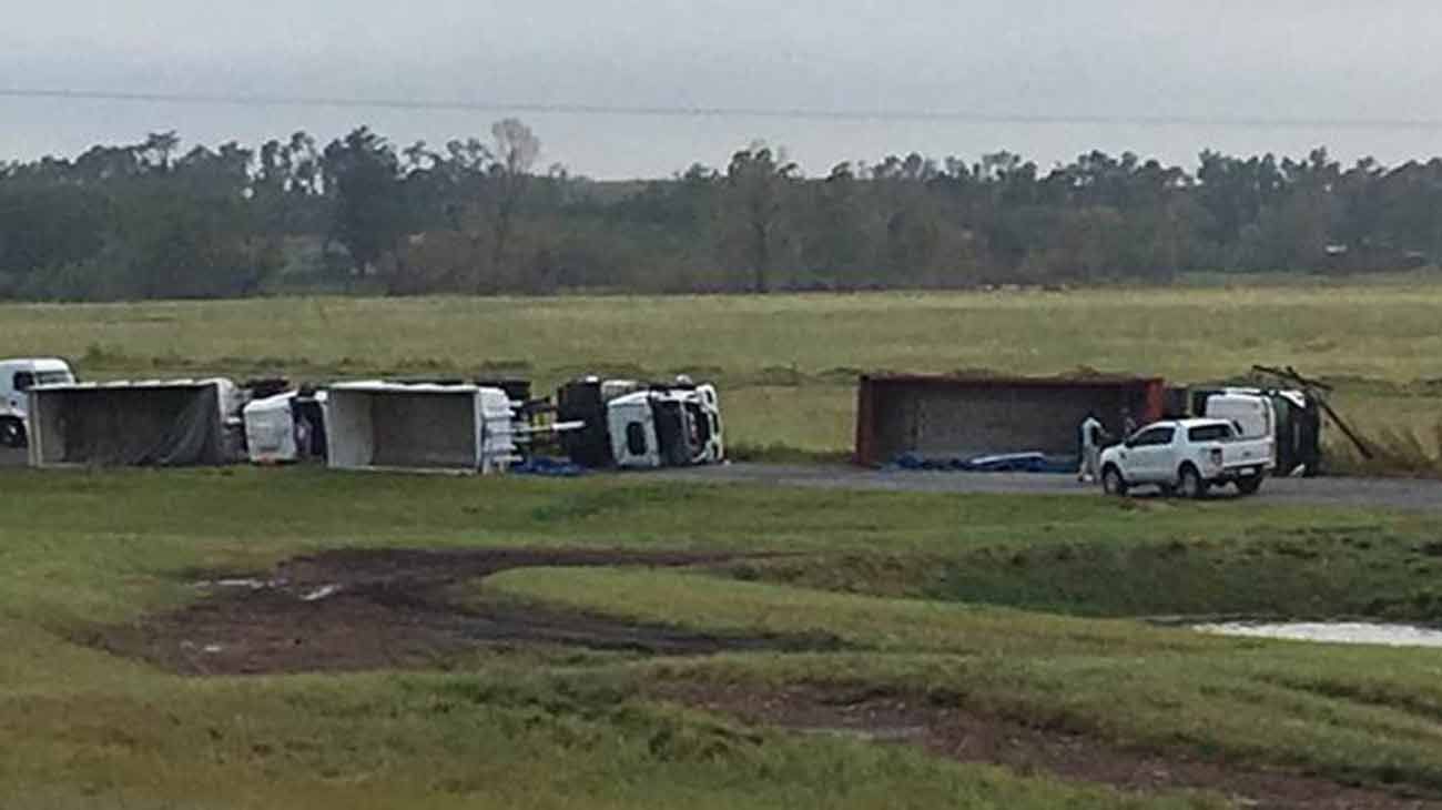 Cuatro camiones que fueron arrasados por un tornado en Azul provincia de Buenos Aires