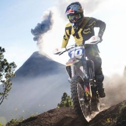 Diego Ordóñez desafía al volcán de Acatenango en Guatemala con su moto.