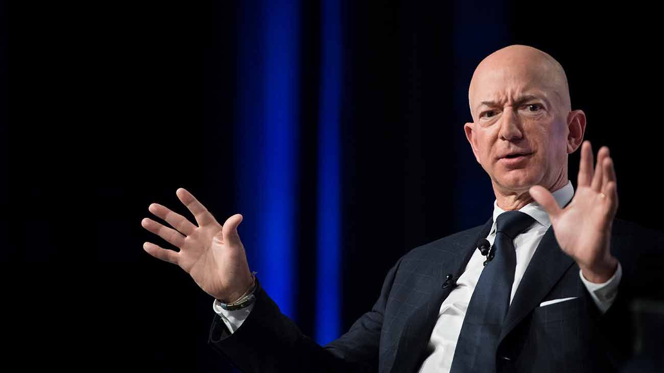 El multimillonario Jeff Bezos acusa a la publicación National Enquirer de chantajearlo con publicar fotos íntimas