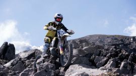 Diego Ordóñez desafía al volcán de Acatenango en Guatemala con su moto.