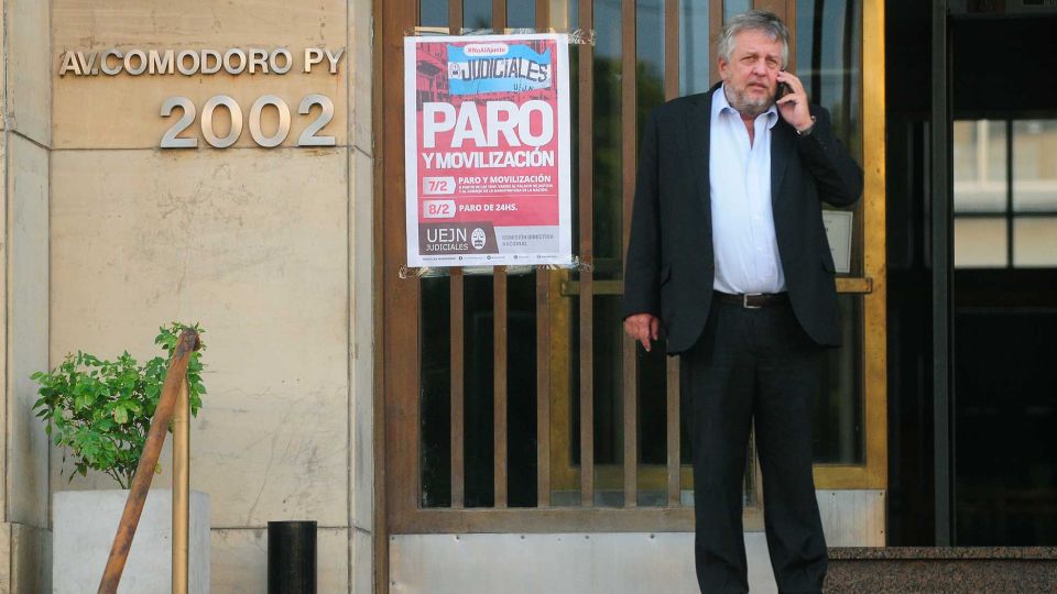 El fiscal Carlos Stornelli saliendo de Comodoro Py