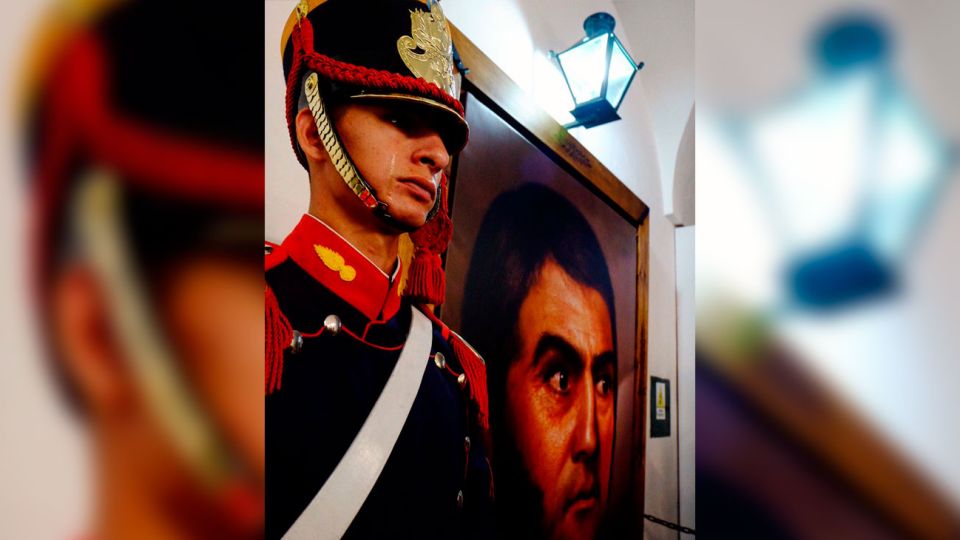 Un Granadero emocionado durante el descubrimiento del retrato del Libertador en el Convento de San Carlos, San Lorenzo.