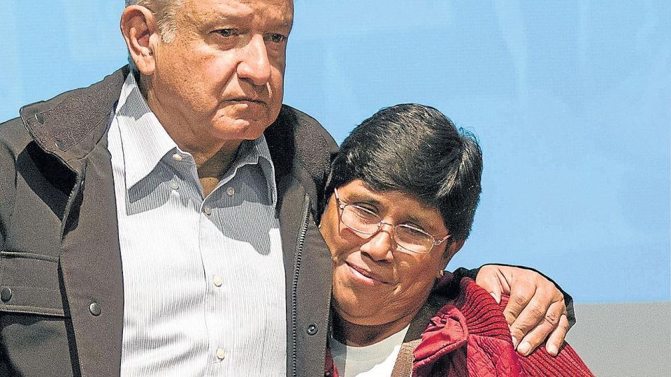 PROMESA. Tras ser electo presidente, Andrés Manuel López Obrador se reunió a fines del año pasado con algunos de los familiares de los 43 estudiantes desaparecidos en Ayotzinapa.