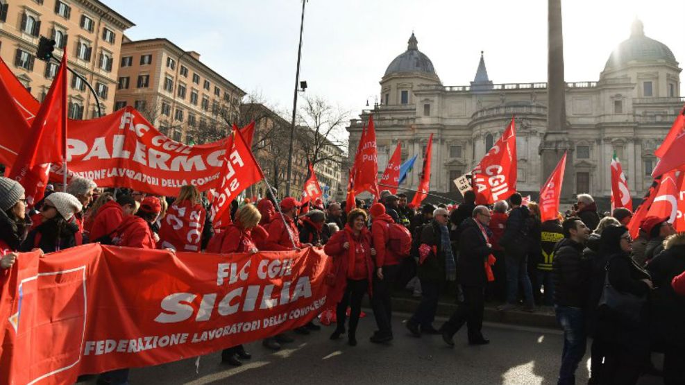 A diferencia de Francia y sus chalecos amarillos, las protestas en Italia tuvieron color rojo.
