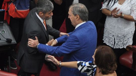 HOY DESAYUNE. Le dijo Schiaretti a Quinteros en la Legislatura, por el episodio del año pasado cuando sufrió una leve lipotimia.